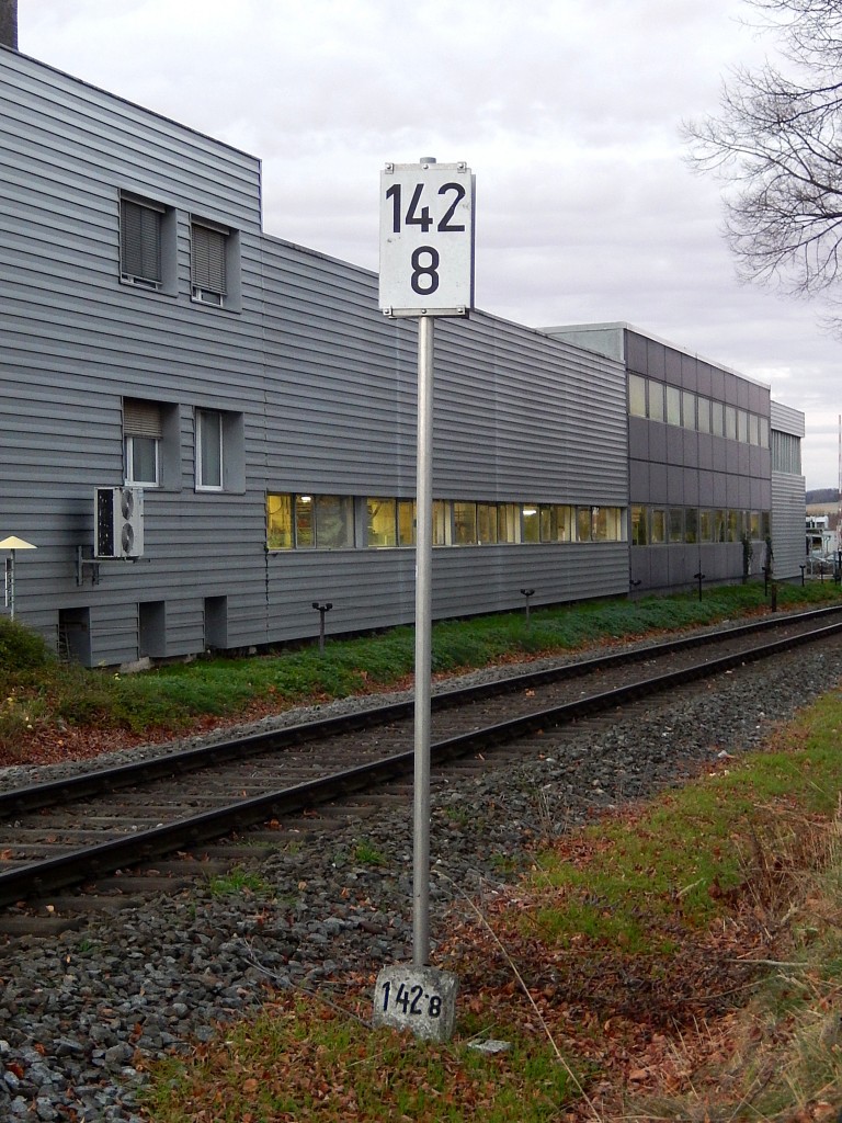  Hochgeschossen  ist die Kilometeranzeige 142-8 entlang der Salzkammergutbahn bei Bad-Ried; 151119