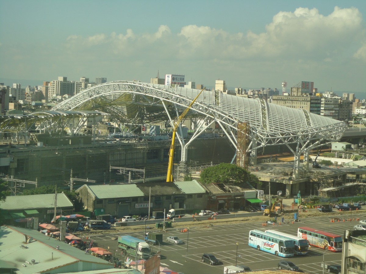 Hochgeschwindigkeitsstrecke in Bau mit neuem Bahnhof in Taichung. Stand 06.09.2015.