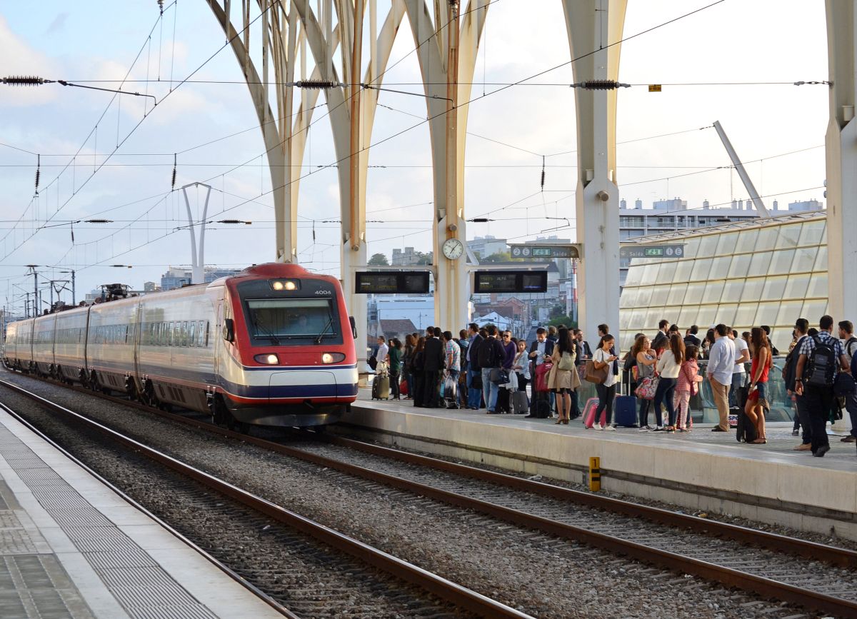 Hochgeschwindigkeitszug Alfa Pendular nach  Porto-Campanha  bei der Einfahrt in den Bahnhof  Oriente . Lissabon, 19.9.2014