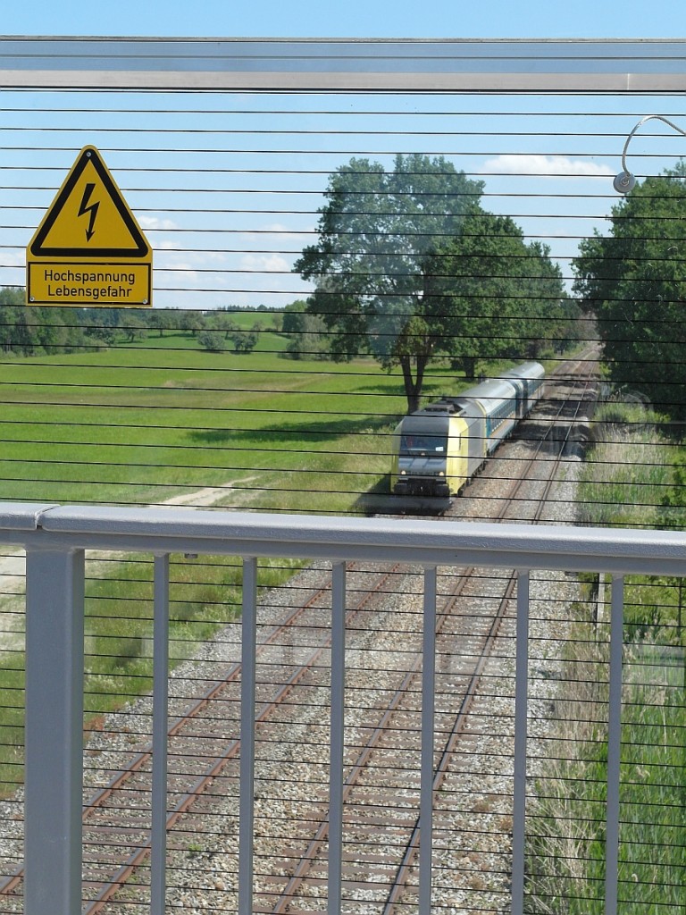 Hochspannung (||) - Warnhinweis ohne eine sichtbare Stromleitung weit und breit. Vorausschauend auf die in der Zukunft elektrifizierte Allgubahn wurde in Stockenweiler die 2013 erneuerte Brcke fr den landwirtschaftlichen Verkehr, Radfahrer und Fugnger mit entsprechenden Sicherheitsvorkehrungen ausgestattet. Am 15.06.2014 wird ALX 84144 von Mnchen nach Lindau gleich unter der erneuerten Brcke durchfahren.