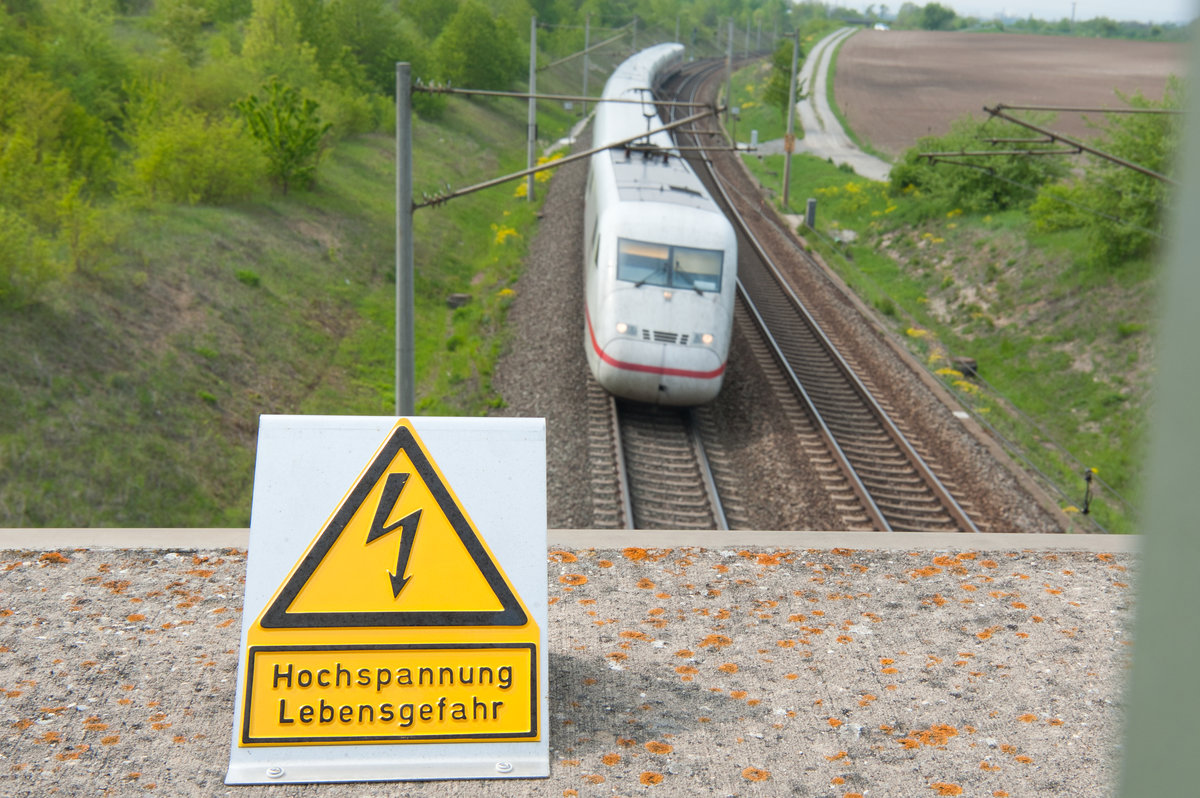 Hochspannung - Lebensgefahr! Mit einem ICE 2 bei Markt Einersheim, der Richtung Nürnberg untwegs ist, 02.05.2019