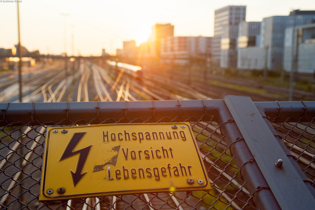 Hochspannung Vorsicht Lebensgefahr - Impression am Abend in München-Hackersbergerbrücke, 21.08.2017