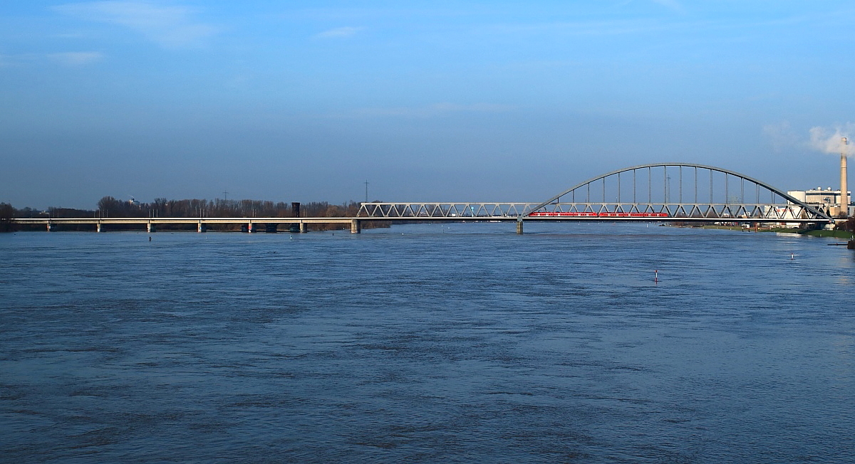 Hochwasser am Niederrhein: Amt 08.01.2018 überquert eine 1 440-Doppeltraktion die Rheinbrücke zwischen Düsseldorf und Neuss. Der Rhein hat zu diesem Zeitpunkt einen Pegel von 830 cm (das Mittel beträgt 278 cm), das Rheinvorland steht komplett unter Wasser. Normalerweise ist der Strom in Düsseldorf etwa 300 - 400 m breit (zum Vergleich: Der Brückenbogen hat eine Spannweite von 253 m). Die Situation ist allerdings nicht bedrohlich, die Schifffahrt wird erst bei einem Pegel von 880 cm eingestellt.