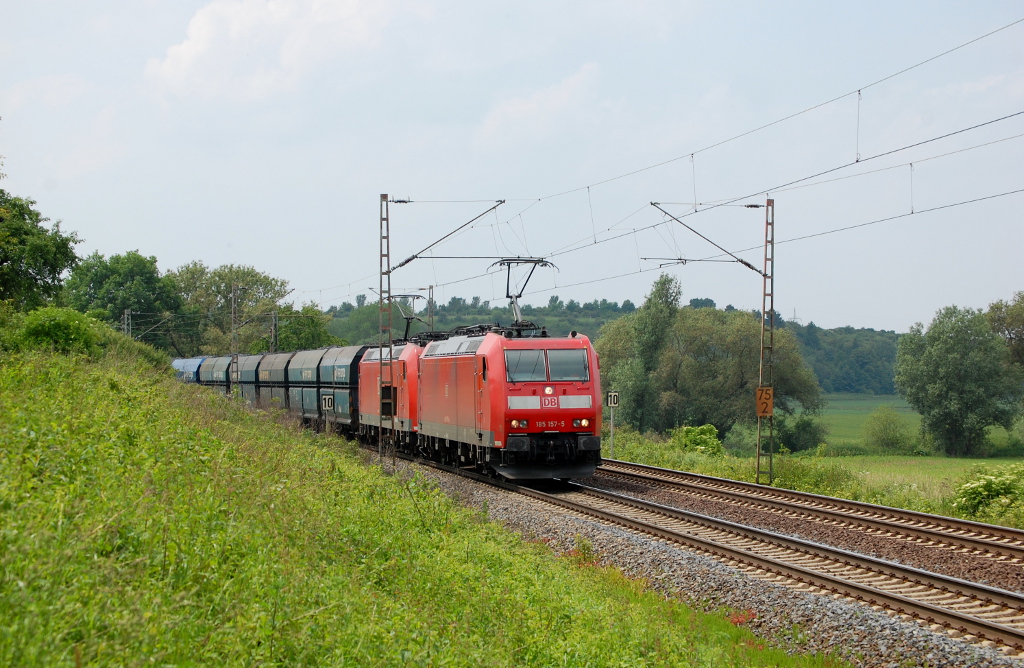 Hochwasser-Umleiter: 185 157-5 + 185 072-6 mit einem Ganzzug aus PKP-Falns am 11.06.2013 bei Salzderhelden