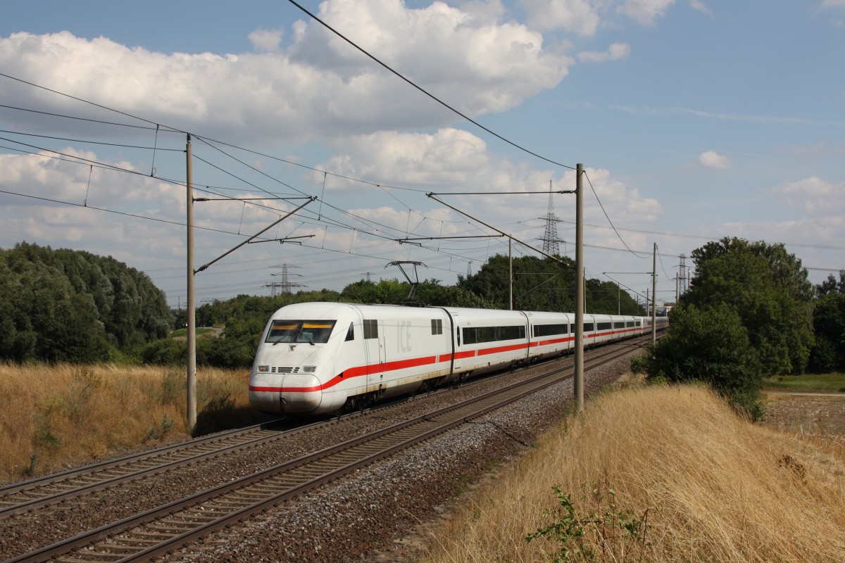 Hochwasserumleiter auf der KBS 310: 402/808 019-4 (Hagen) und 402/808 033-5 (Ulm) als ICE 848/858 auf dem Weg von Berlin nach Dsseldorf und Kln. Fotografiert am 25.08.2013 in Magdeburg Diesdorf. 