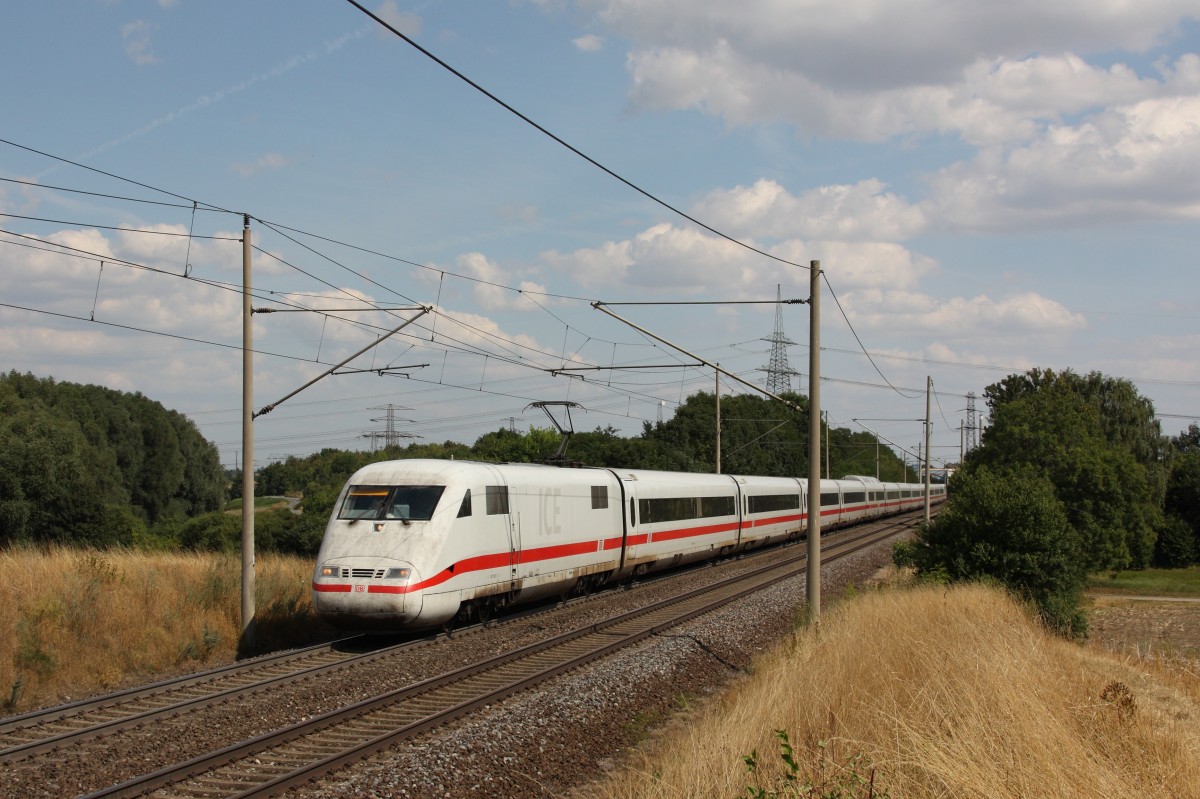 Hochwasserumleiter auf der KBS 310: Einige ICE 1 verirren sich auch auf diese Strecke. Hier ist 401 565-7/065-8 als ICE 1191 von Berlin nach Stuttgart zu sehen. Fotografiert am 25.08.2013 in Magdeburg Diesdorf. 