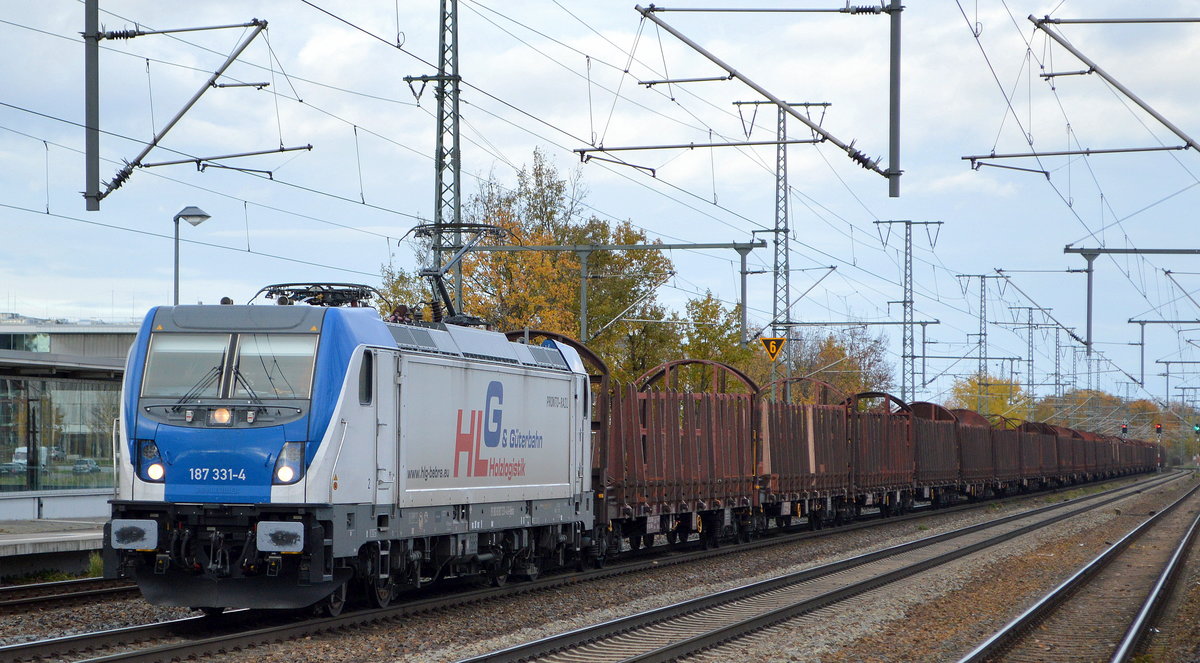 Höchst selten verirren sich mal die Holzzüge von HLG - Holzlogistik and Güterbahn GmbH Bebra [D] zu uns in den Nordosten, daher völlig überraschend die recht neue  187 331-4  [NVR-Nummer: 91 80 6187 331-4 D-Bebra] mit einem Ganzzug Drehgestell-Flachwagen für Stammholz-Transporte (leer) am 16.11.20 Durchfahrt Bf. Golm (Potsdam).