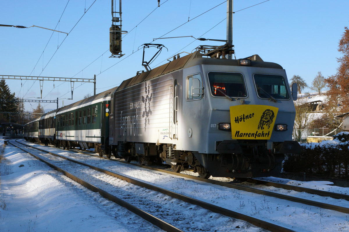 Höfner Narrenfahrt 2017
SOB: Die Fasnacht 2017 wurde am 6. Januar 2017 mit der 40. Höfner Narrenfahrt eröffnet. Diese Fahrt ins Blaue, die jedes Jahr am Dreikönigstag durchgeführt wird, begann um 12:30h in Wollerau und führte bei herrlichem Winterwetter bis nach Urdorf Weihermatt, wo der Narrenzug pünktlich um 15:08h eintraf.
Der Sonderzug mit der Re 446 017-6 nach der Ankunft in Urdorf Weihermatt.
Foto: Walter Ruetsch