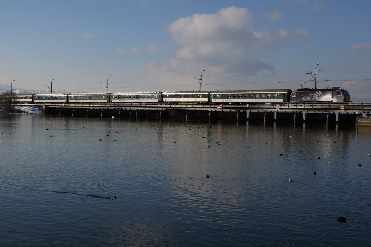 Höfner Narrenfahrt 2017
SOB: Die Fasnacht 2017 wurde am 6. Januar 2017 mit der 40. Höfner Narrenfahrt eröffnet. Diese Fahrt ins Blaue, die jedes Jahr am Dreikönigstag durchgeführt wird, begann um 12:30h in Wollerau und führte bei herrlichem Winterwetter bis nach Urdorf Weihermatt, wo der Narrenzug pünktlich um 15:08h eintraf.
Der Extrazug mit der Re 446 017-6 beim Passieren des Seedamms von Rapperswil.
Foto: Walter Ruetsch