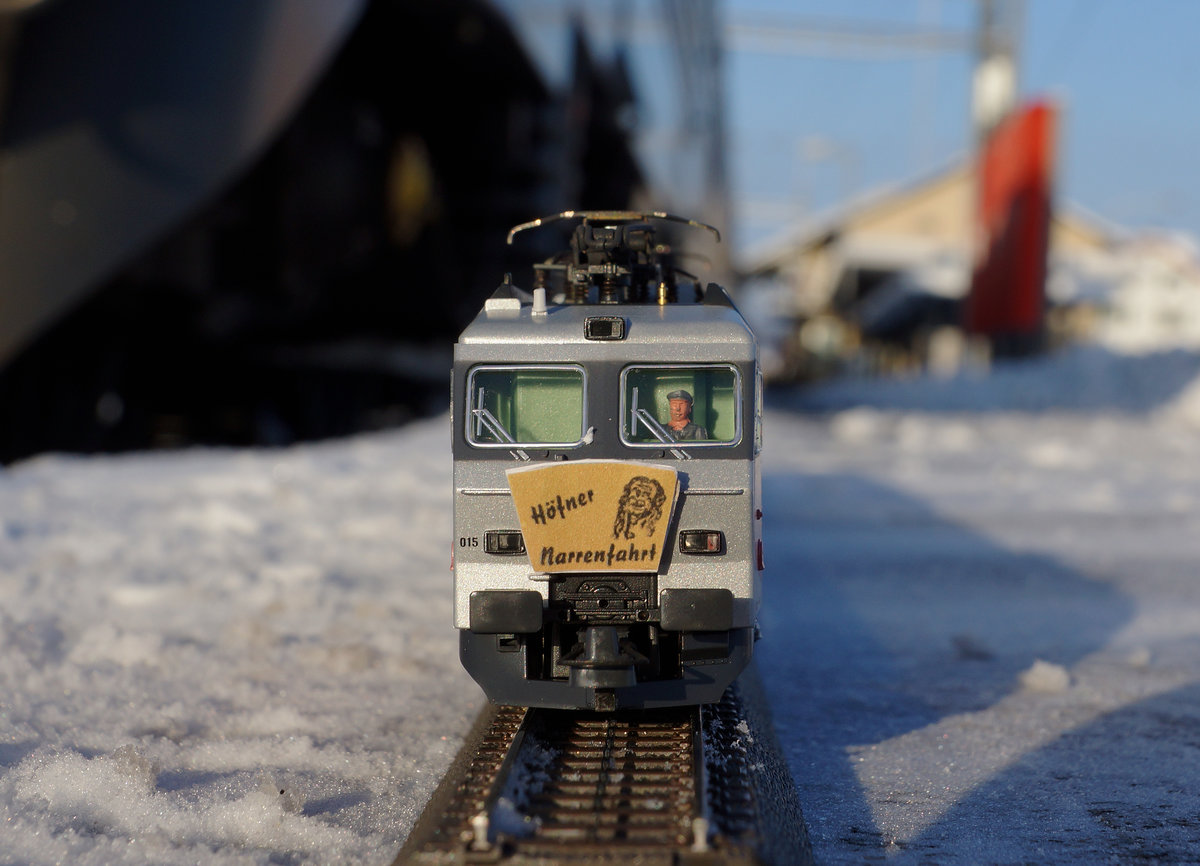 Höfner Narrenfahrt 2017
SOB: Die Fasnacht 2017 wurde am 6. Januar 2017 mit der 40. Höfner Narrenfahrt eröffnet. Diese Fahrt ins Blaue, die jedes Jahr am Dreikönigstag durchgeführt wird, begann um 12:30h in Wollerau und führte bei herrlichem Winterwetter bis nach Urdorf Weihermatt, wo der Narrenzug pünktlich um 15:08h eintraf.
Im Bahnhof Samstagern konnte noch eine weitere Re 446 017-6 in einem kleineren Format beobachtet werden.
Foto: Walter Ruetsch