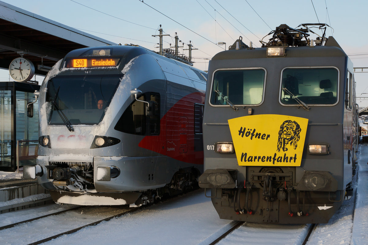 Höfner Narrenfahrt 2017
SOB: Die Fasnacht 2017 wurde am 6. Januar 2017 mit der 40. Höfner Narrenfahrt eröffnet. Diese Fahrt ins Blaue, die jedes Jahr am Dreikönigstag durchgeführt wird, begann um 12:30h in Wollerau und führte bei herrlichem Winterwetter bis nach Urdorf Weihermatt, wo der Narrenzug pünktlich um 15:08h eintraf.
In Samstagern begegneten sich die S40 nach Einsiedeln und der Extrazug mit der Re 446 017-6.
Foto: Walter Ruetsch