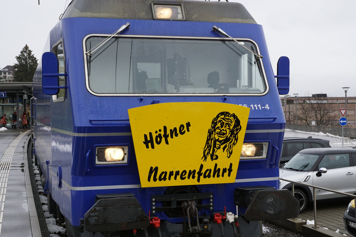 HÖFNER NARRENFAHRT zum Beginn der katholischen Fasnacht in der Innerschweiz.
Seit Jahren gehen am 6. Januar, dem Dreikönigstag, in Zusammenarbeit mit der SOB rund 600 Närrinnen und Narren mit dem  NARRENZUG  auf eine Sonderfahrt ins Blaue.
Im Jahre 2019 führte die Reise der munteren und aufgestellten Schar von Samstagern nach Küssnacht am Rigi. Geführt wurde der fasnächtlich geschmückte Zug von der blauen Re 456 111-4 von Müller Gleisbau AG, ehemals SOB/RM.
Als langjähriger aktiver Fasnächtler von Solothurn war ich natürlich nicht nur als Bahnfotograf ein grosser Fan dieses Zuges.
Infolge Covid-19 wurde leider die 44. Höfner Narrenfahrt abgesagt.
Als Erinnerung an diesen Zug der besonderen Art zeige ich einige Impressionen aus dem Jahre 2019.
Foto: Walter Ruetsch  