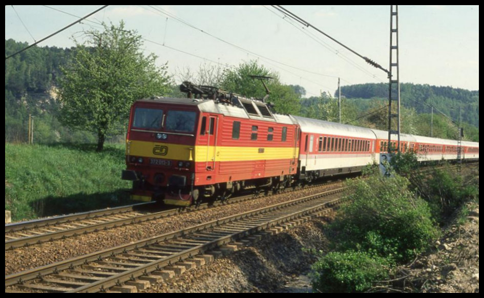 Höhe Kurort Rathen ist hier die CD 372013 mit dem EC 176 Praha Bohemica nach Dresden um 15.35 Uhr unterwegs.