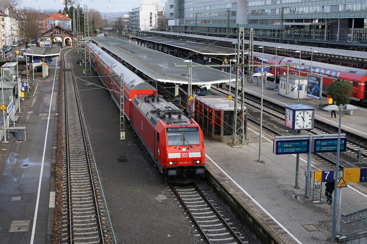 HÖLLENTALBAHN.
DB:
Im Bahnhof Freiburg im Breisgau stehen keine Loks der  BR 143 ex DDR mehr.
Die robusten roten BR 143 rattern nicht mehr durch das Höllental.
Diese Zeiten sind vorbei.
Es ist nicht mehr so, wie es einmal war.
RB nach Seebrugg mit der 146 234-0 in Freiburg kurze Zeit vor der Abfahrt am 14. Dezember 2017.
Foto: Walter Ruetsch
 