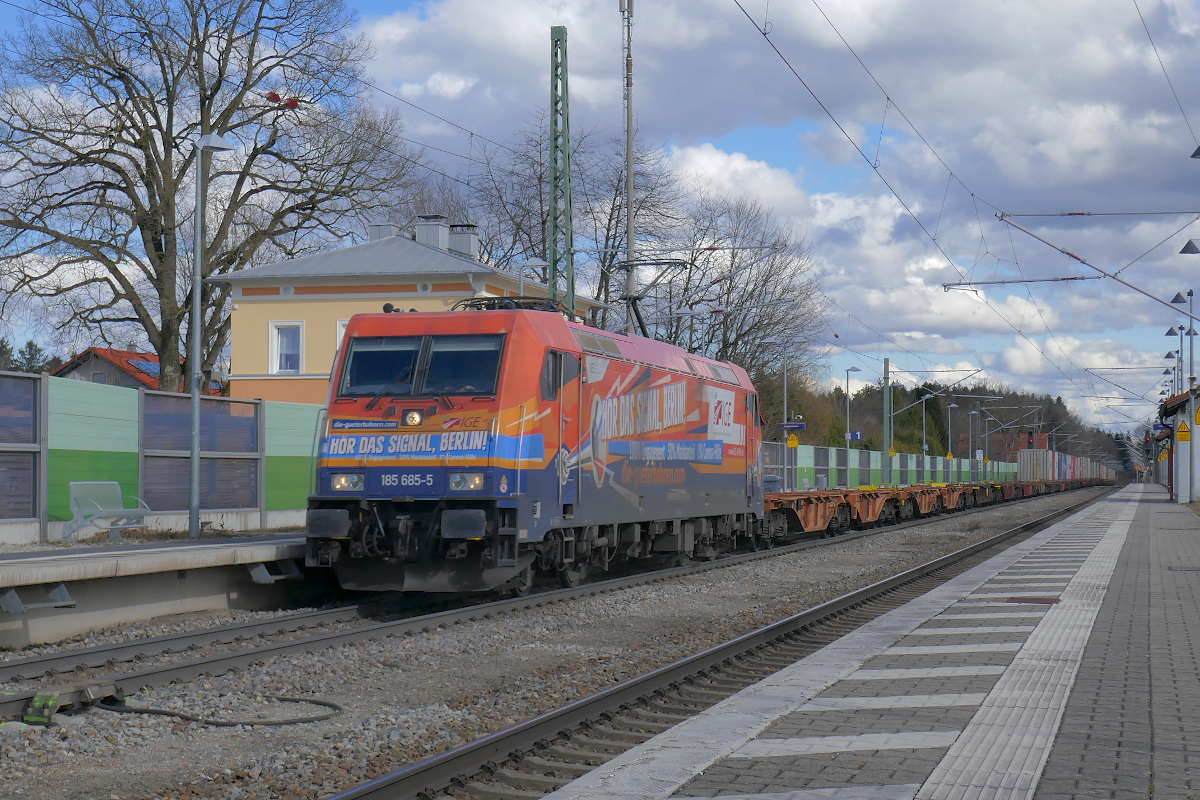  Hör das Signal, Berlin!  mit dieser immer noch aktuellen Aufschrift durchfuhr 185 685 am 12. März 2021 Großkarolinenfeld auf ihrem Weg nach München. 