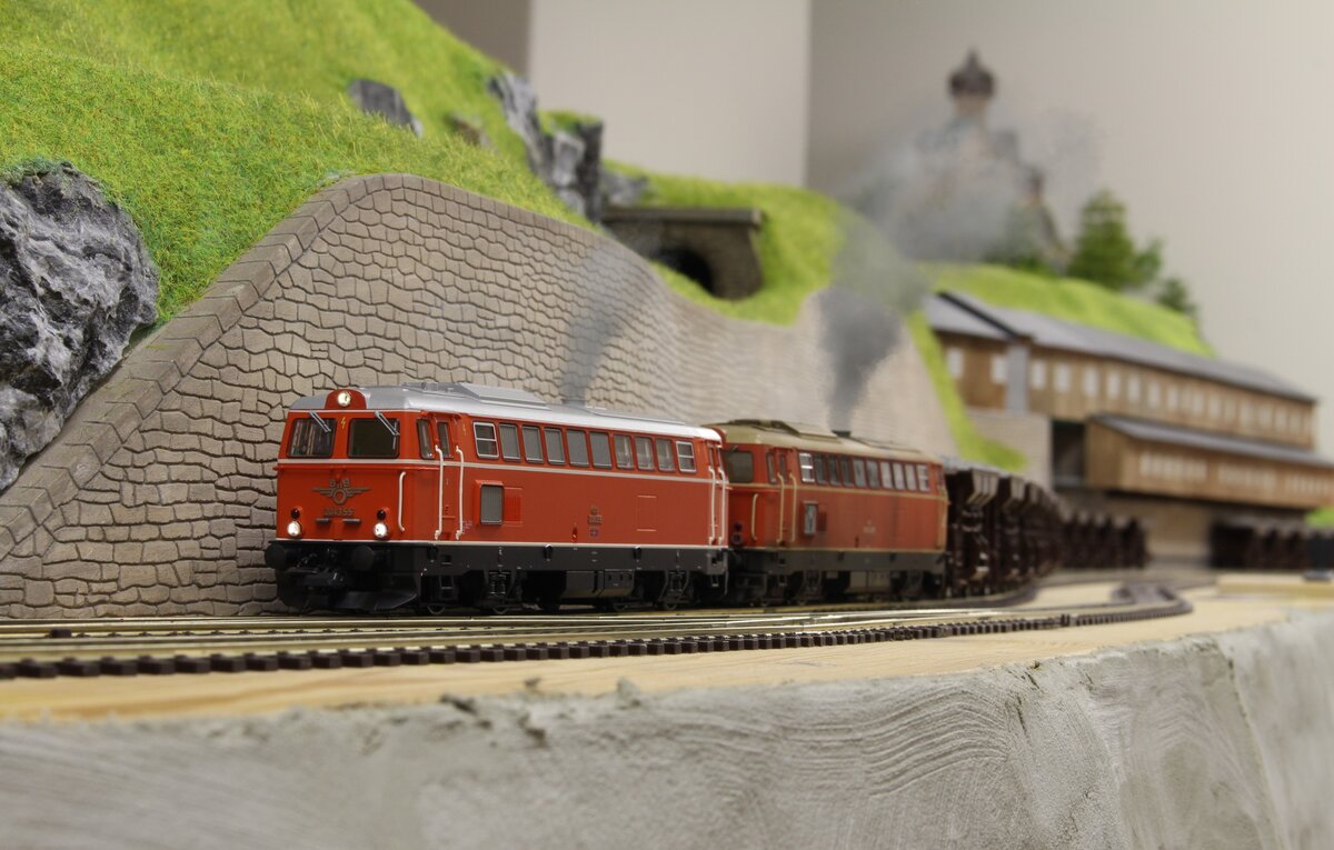 Hörbar und sichtbar beschleunigen die 2043.55 und 2043.58 im Herbst 1978 mit einem beladenen Erzhalbzug aus dem Bahnhof Erzberg in Richtung Präbichl um gleich im Plattentunnel einzutauchen.