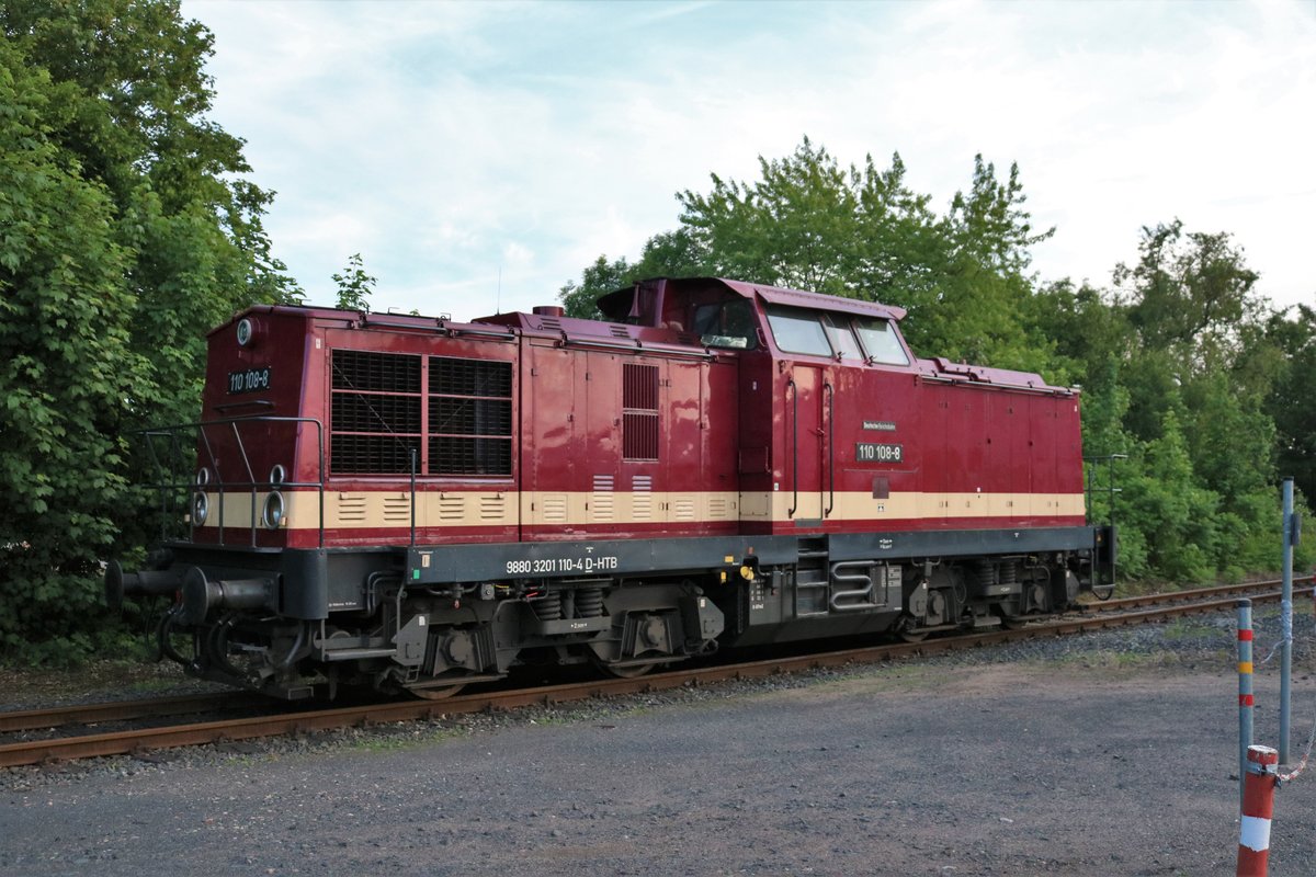 Hörseltalbahn GmbH 110 108-8 am 18.05.18 in Hanau Hafen von einen Gehweg aus fotografiert