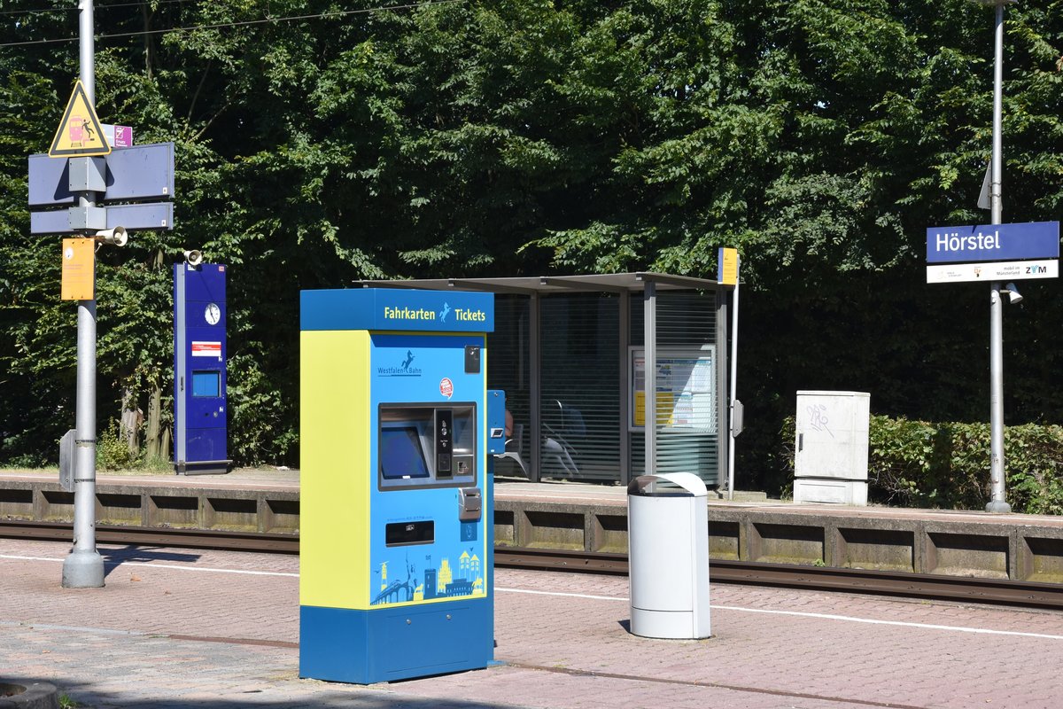 HÖRSTEL (Kreis Steinfurt), 20.07.2016, am Bahnhof Hörstel dominiert jetzt die Westfalenbahn; nur die im Hintergrund auf Gleis 2 vorhandene Infotafel erinnert noch an die DB