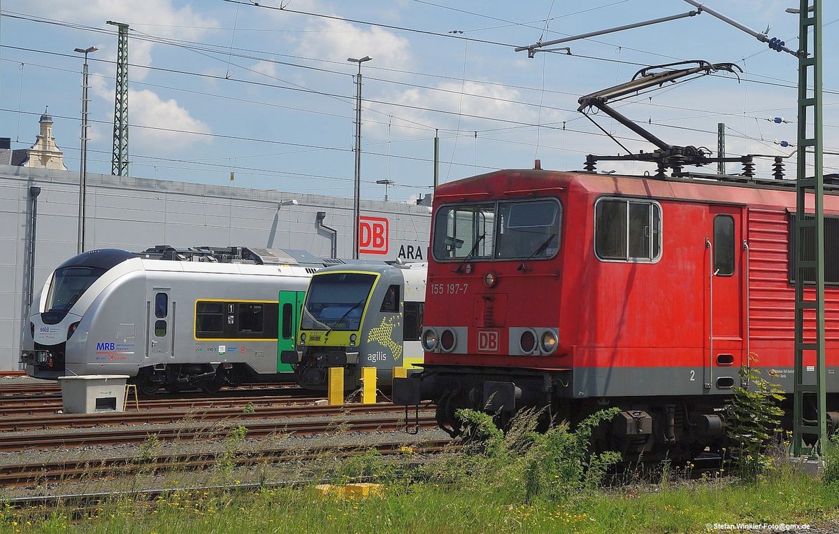 Hof Hbf am 08.06.2015 konnte ich vom Parkplatz einer Spedition aus diese Fzg.-Kombination ablichten. Das Grünzeug vor der rangierenden 155 liess sich nicht vermeiden und als Kombinationsbild der verschiedenen Baureihen, die man hier so antreffen kann, taugt es doch. Hoffe ich...
