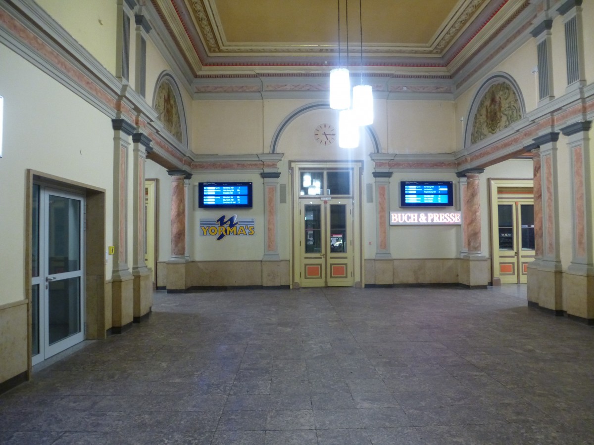 Hof Hbf, frh Morgens um 05:15h - Nichts los!!!
Der Hofer Hbf ist nur von 09-15 h richtig belebt.