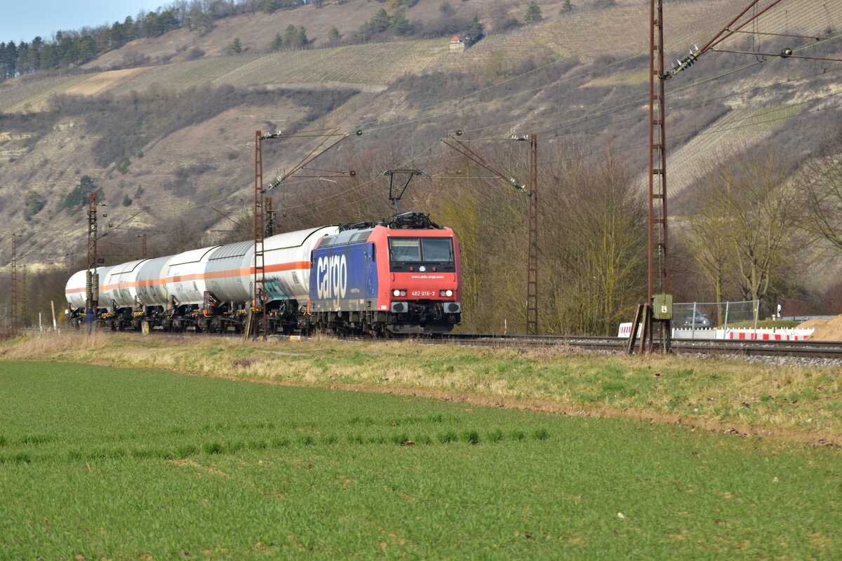 Hoffentlich ist die 482 016 von SBBC nicht total überfordert mit ihrem Sechswagenzug den sie hier bei Thüngersheim gen Würzburg ziehend zusehen ist. 1.3.2022