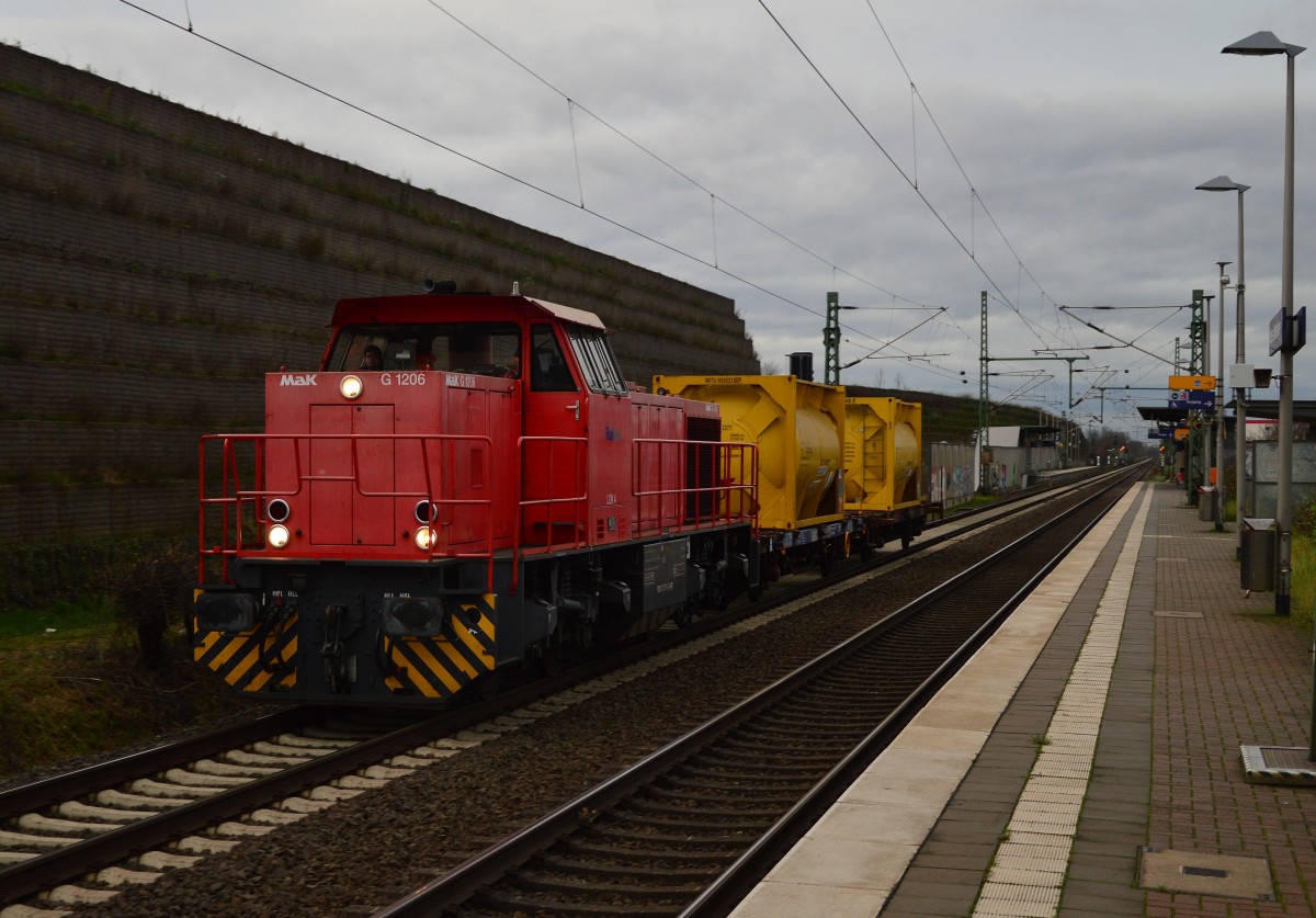 Hoffentlich ist die Railflex Nr.4 nicht total überlasstet mit ihrem Zug, den sie hier am 22.12.2015 durch Allerheiligen gen Nievenheim zieht. 