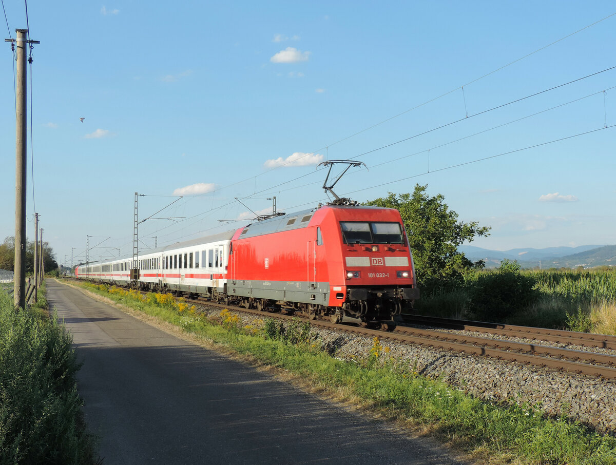 Hohberg - 12. August 2022 : 101 032 (+ 101 071 schiebend) am IC 1177 von Frankfurt/Main nach Basel.