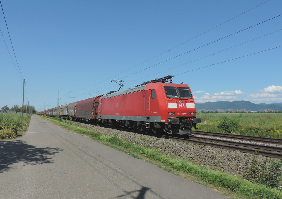 Hohberg - 4. August 2022 : 185 112 mit einem Stahlzug in Richtung Süden.