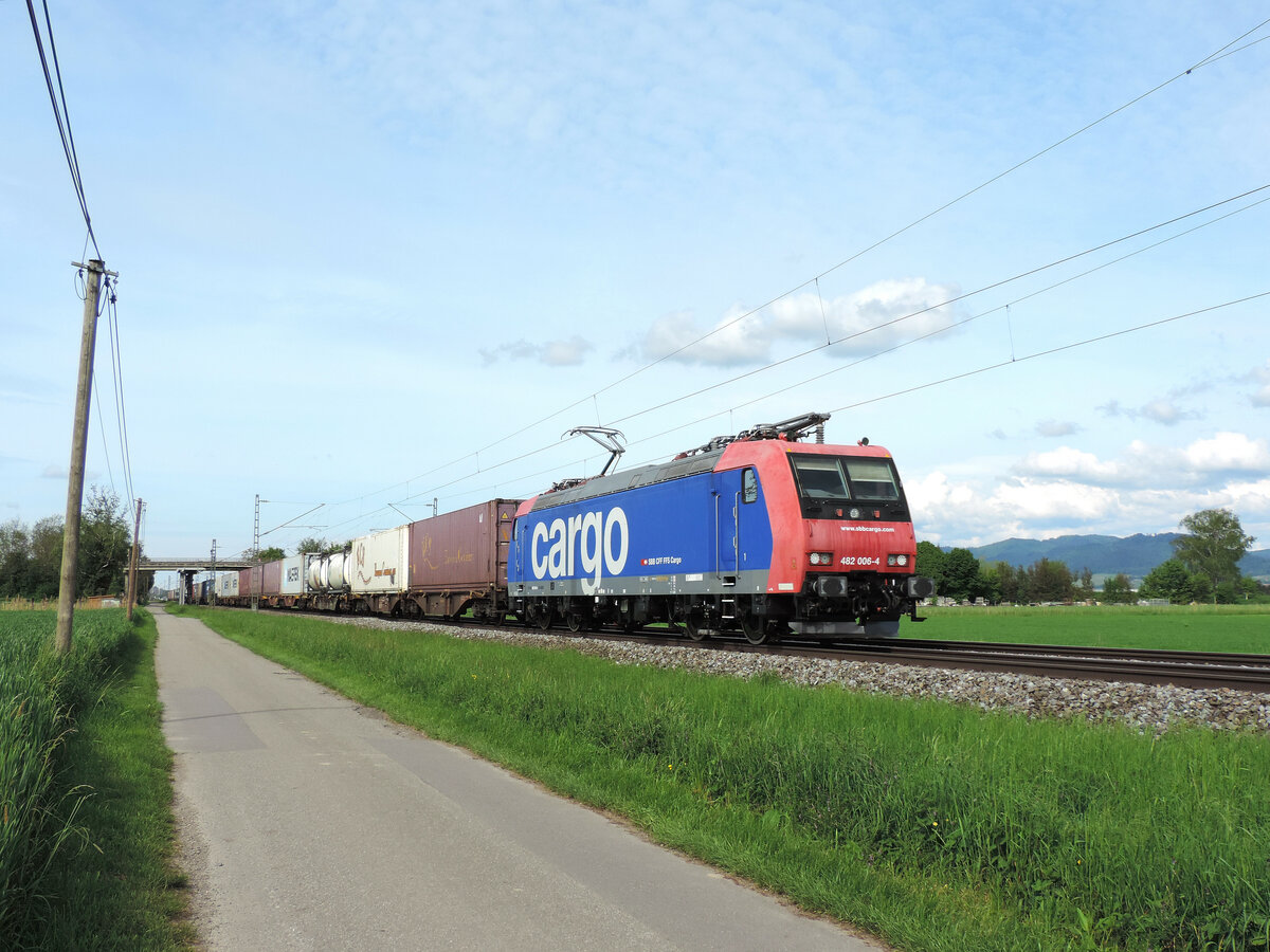 Hohberg - 6. Mai 2023 : 482 006 mit einem Kombi.