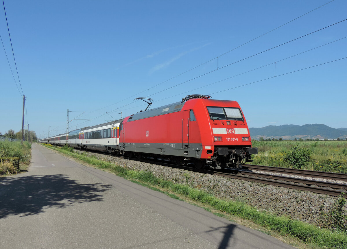 Hohberg - 8. August 2022 : 101 061 am EC 9 von Hamburg Altona nach Zürich.