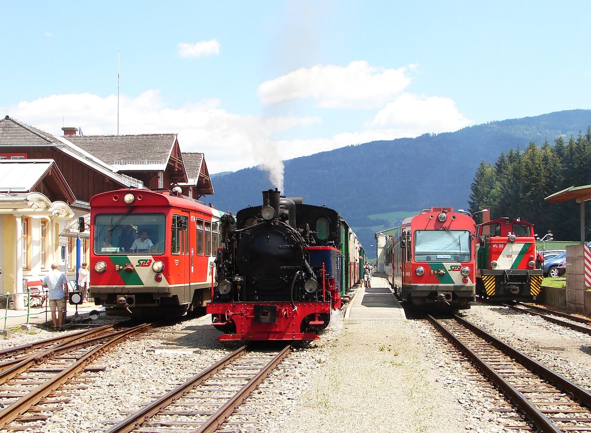 Hohe Betriebs in Bahnhof Murau Stolzalpe am 19.07.2018.
Der Protagonist ist der Aquarius C mit dem Fotosonderzug nach Mauterndorf.