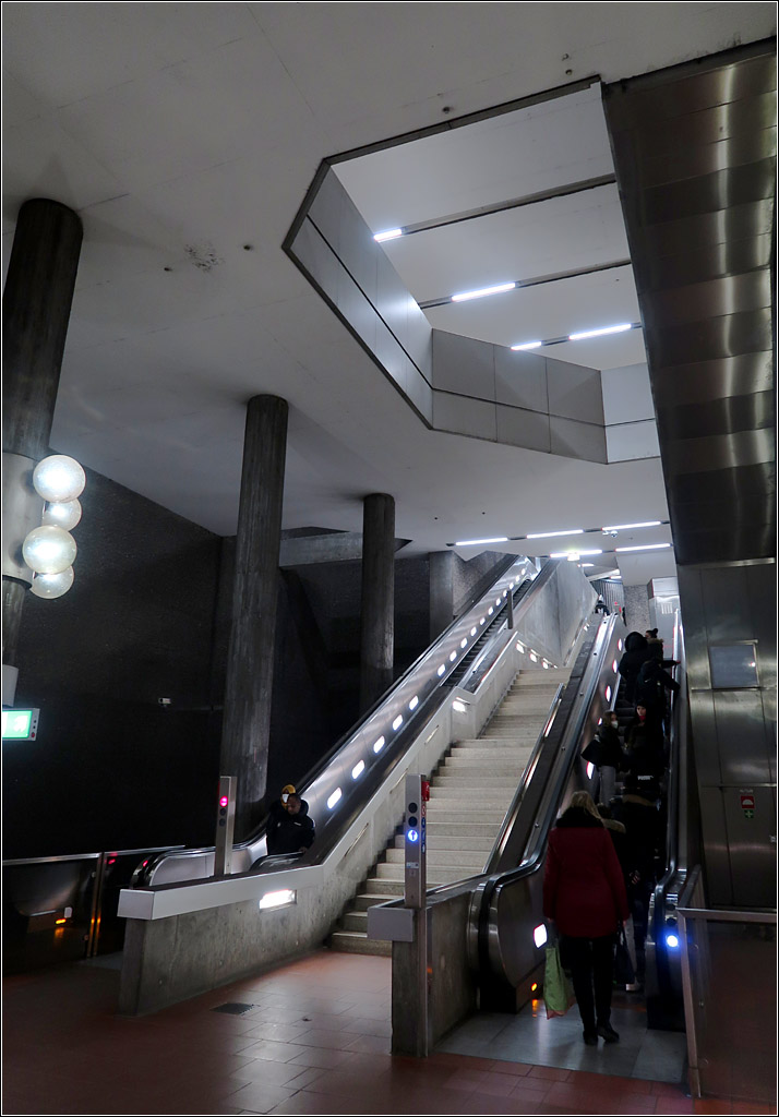 Hohe Treppenhalle - 

... im Nürnberger U-Bahnhof Rothenburg Straße der Linien U2 und U3. In Nürnberg steht noch die brandschutztechnische Sanierung der U-Bahnhöfe an. So offen angelegte Zugangstreppen zwischen Fußgängergeschoss und Bahnsteige werden so sofort völlig verraucht und müssen nach aktuellen Vorschriften eingehaust werden, oder es müsste gesonderte Notausgänge über geschlossen Treppenhäuser geben. Aus räumlich und architektonischer Sicht ist der notwendige Umbau sehr schade, da doch die Großzügigkeit und Luftigkeit dabei verloren geht.

18.01.2022 (M)
