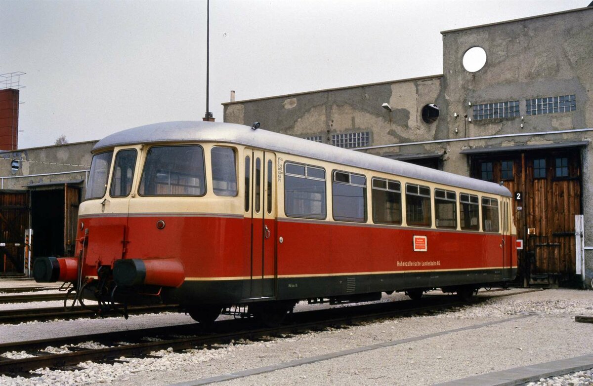 Hohenzollerische Landesbahn (HzL): MAN VS 14 von 1962 (Fabriknummer 148021) vor dem früheren Bw Gammertingen. VS 14 wurde nach seiner Zeit bei der HzL zur Schwäbischen Alb-Bahn (SAB) verkauft (Foto vom 29.10.1984)