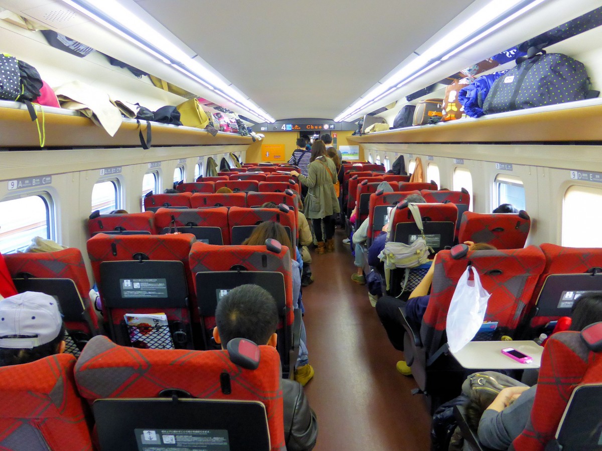 Hokuriku-Shinkansen, Blick in einen neuen Wagen des Typs E7/W7. 22.Mrz 2015.  