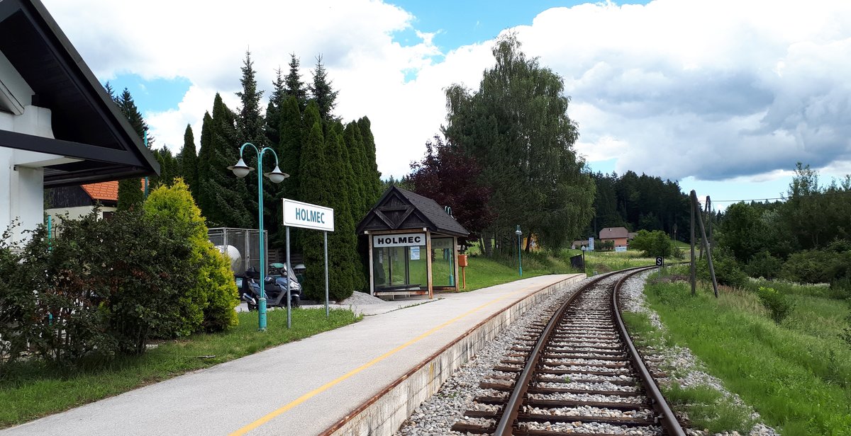 Holmec (bis 1918 Homberg), erste Haltestelle unbesetzt nach Anfangspunkt Bleiburg, [18.07.2017]
(Aufnahme aus stirnseitigem Fenster des letzten Waggon)