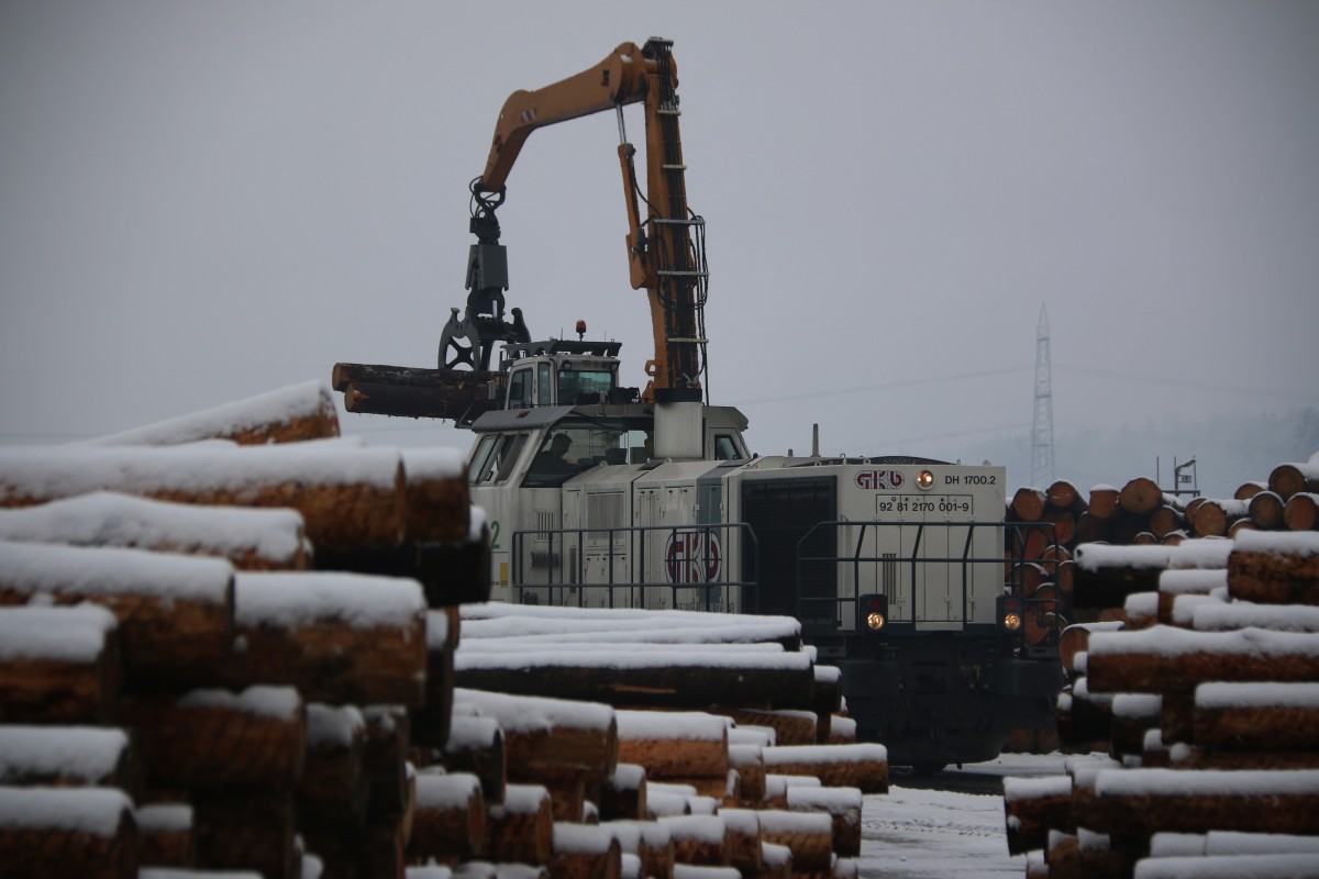 Holz gibt's genug . DH 1700.2 sucht sich Ihren weg durch das riesige Werksgelände der Holzindustrie Haslacher in Preding. 17.02.2016