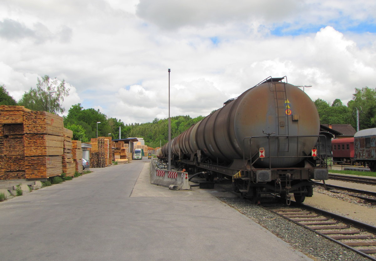 Holz- und Kesselwagen am 01.06.2016 im Bahnhof von Zwettl.