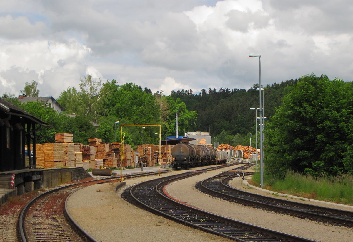 Holz- und Kesselwagen am 01.06.2016 in Zwettl.