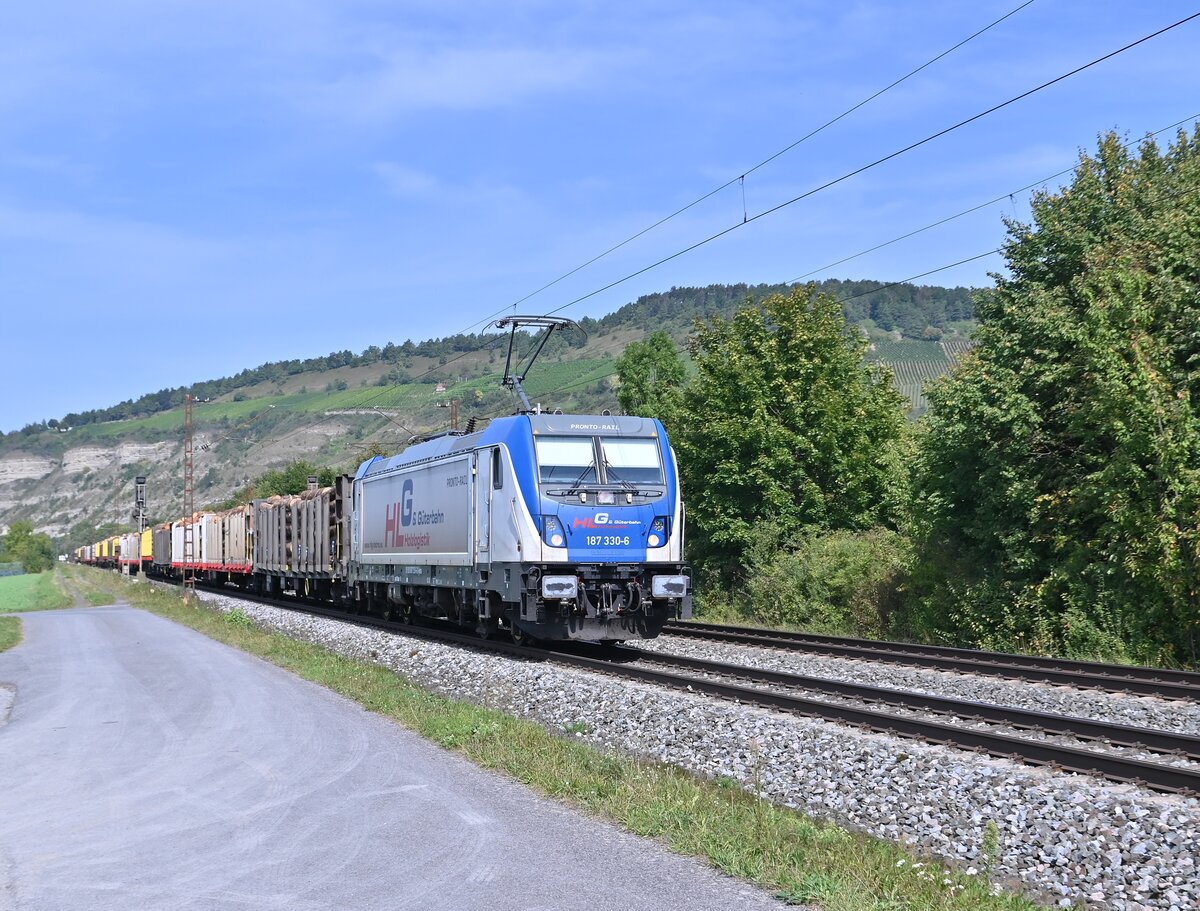 Holz Logistik & Güterbahn 187 330 mit einem Stammholzzug durch Thüngersheim am 14.9.2021