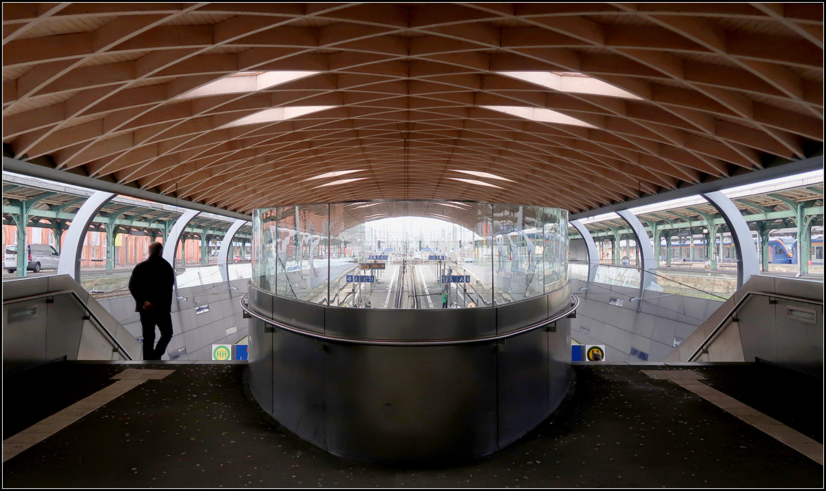 Holzgewölbe -

Von 2004 bis 2007 entstand im Kassler Hauptbahnhof die dreigleisige RegioTram-Haltestelle die in einer Rampe angeordnet wurde, die Bahnen unterfahren im Anschluss das Bahnhofsgebäude. Die Haltestelle wird durch ein markantes Bogendach in Holzkonstruktion überdacht.

15.03.2017 (M)