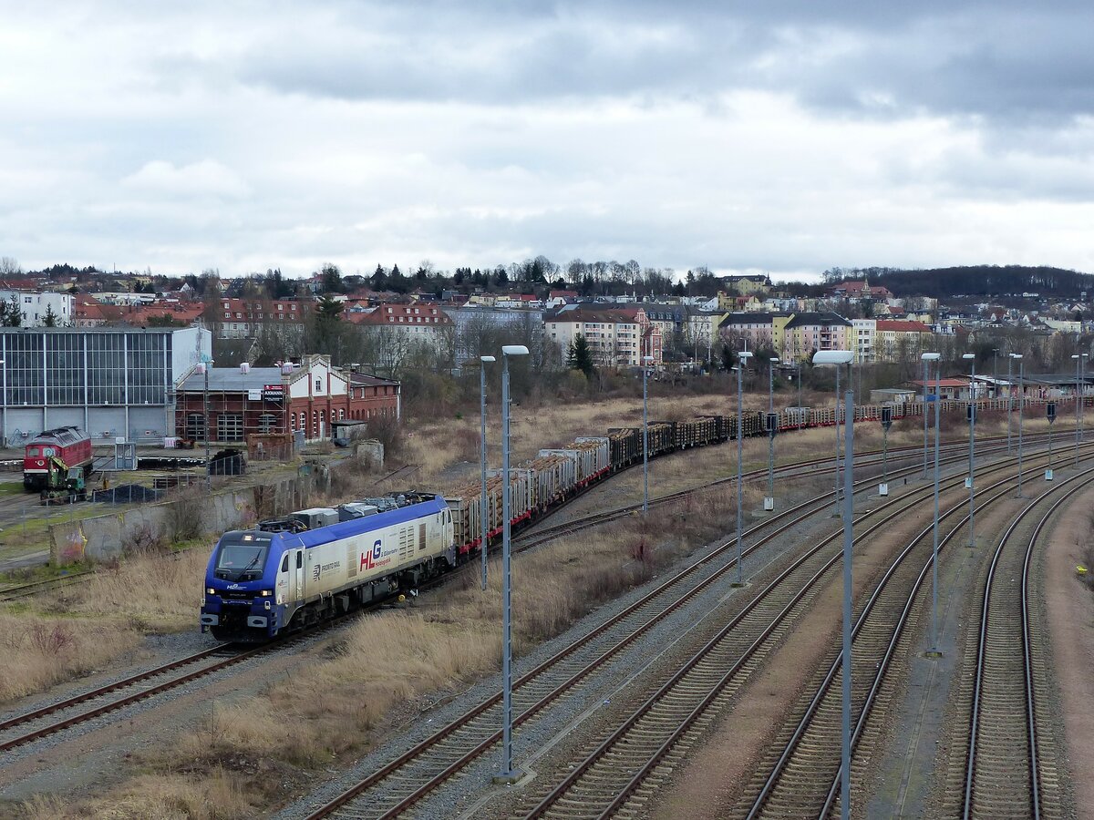 Holzlogistik & Güterbahn HLG,Stadler Eurodual 159 216-1  ( 9080 2159 216-1 D-RCM ) zieht einen Langholzzug ins Netz von Gera am 8.2.2022