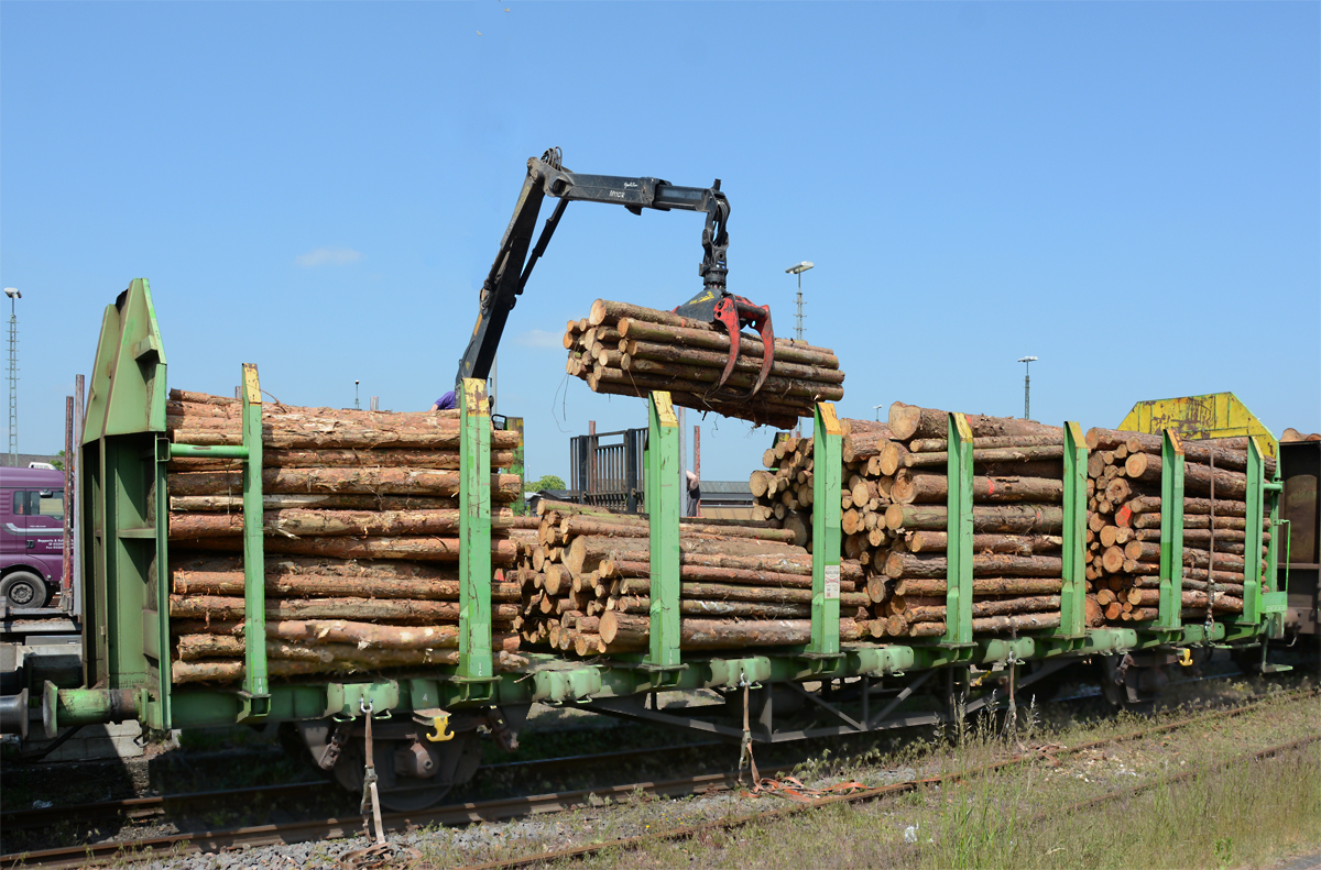 Holzverladung auf Rungenwagen im Bf Euskirchen - 15.05.2015
