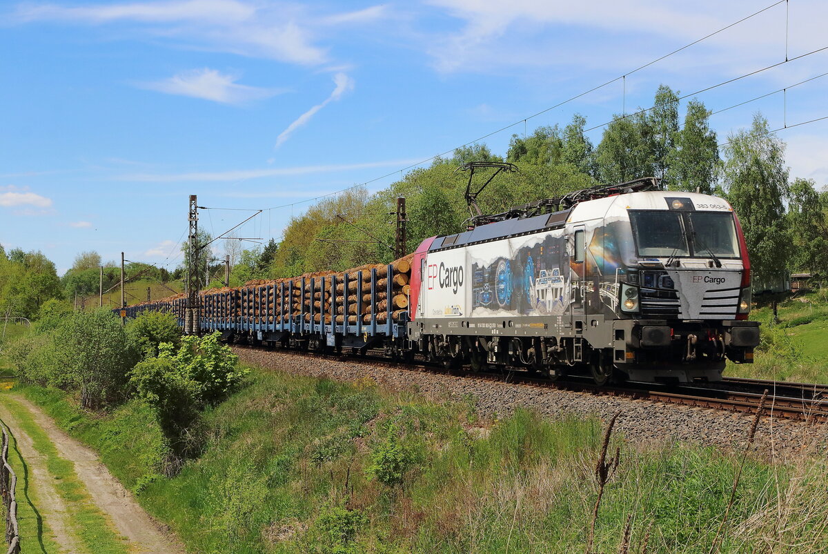 Holzvollzug mit der 383 063 von EP Cargo bei Chotikov gen Usti nad labem. Dieser Zug ist ein ELbtalumleiter und wurde am 14.05.2022 gesichtet