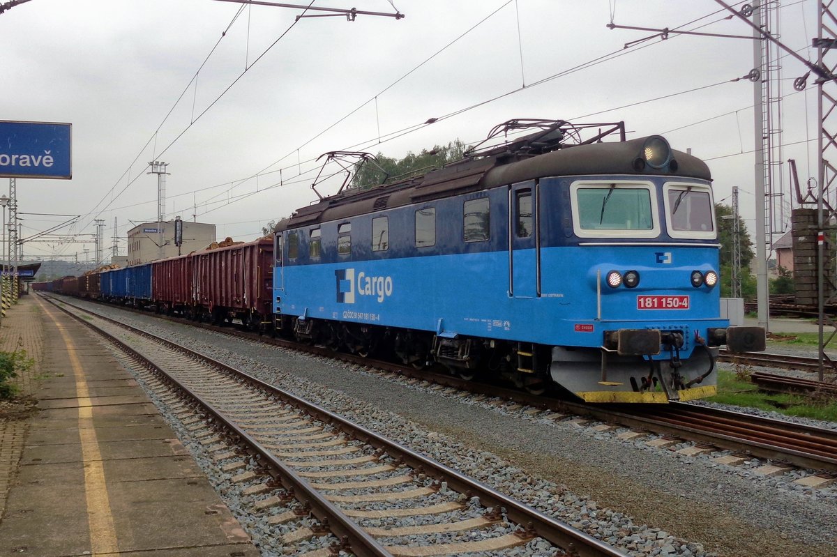 Holzzug mit 181 150 durchfahrt leise Hranice nad Morave am 14 September 2018.