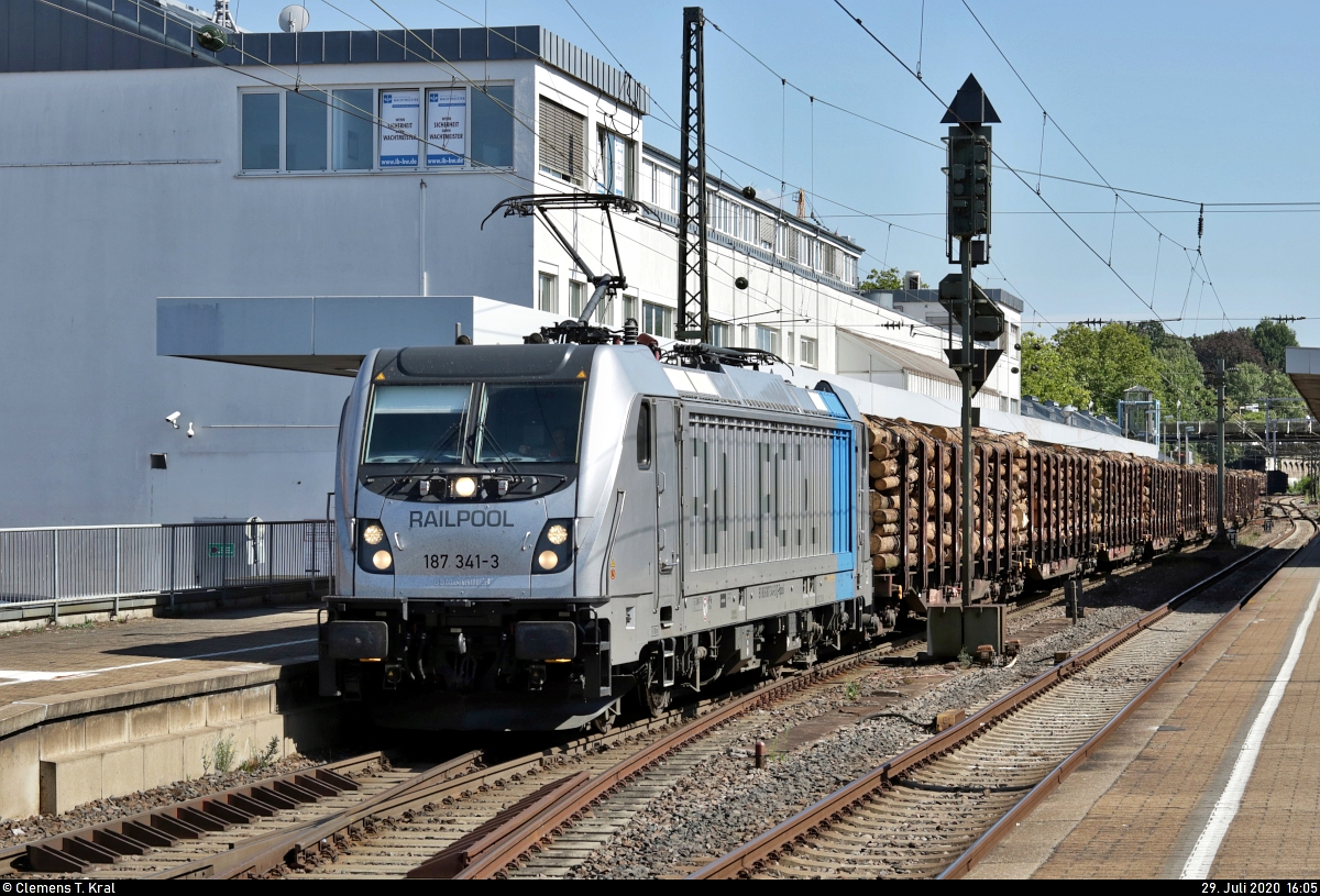 Holzzug mit 187 341-3 der Railpool GmbH, vermietet an ČD Cargo, a.s., durchfährt den Bahnhof Ludwigsburg auf Gleis 1 Richtung Bietigheim-Bissingen.
Viele Grüße zurück an die beiden Tf!
[29.7.2020 | 16:05 Uhr]
