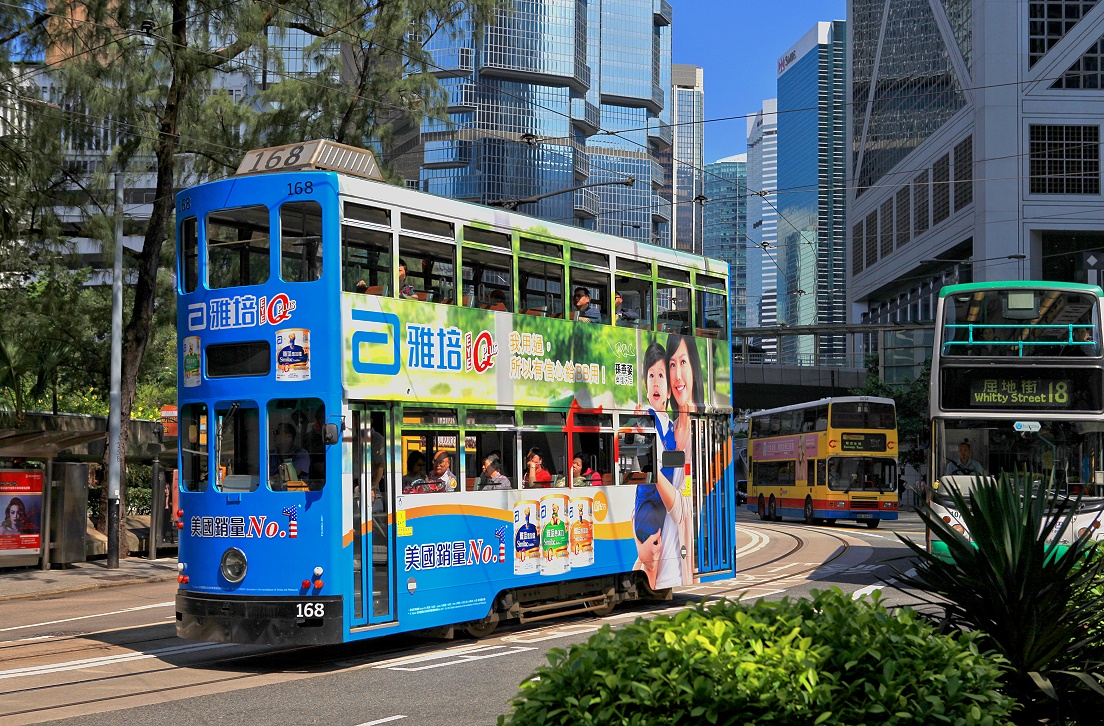 Hong Kong Tw 168 passiert das Bankenviertel in der Des Voeux Road Central, 27.08.2013.