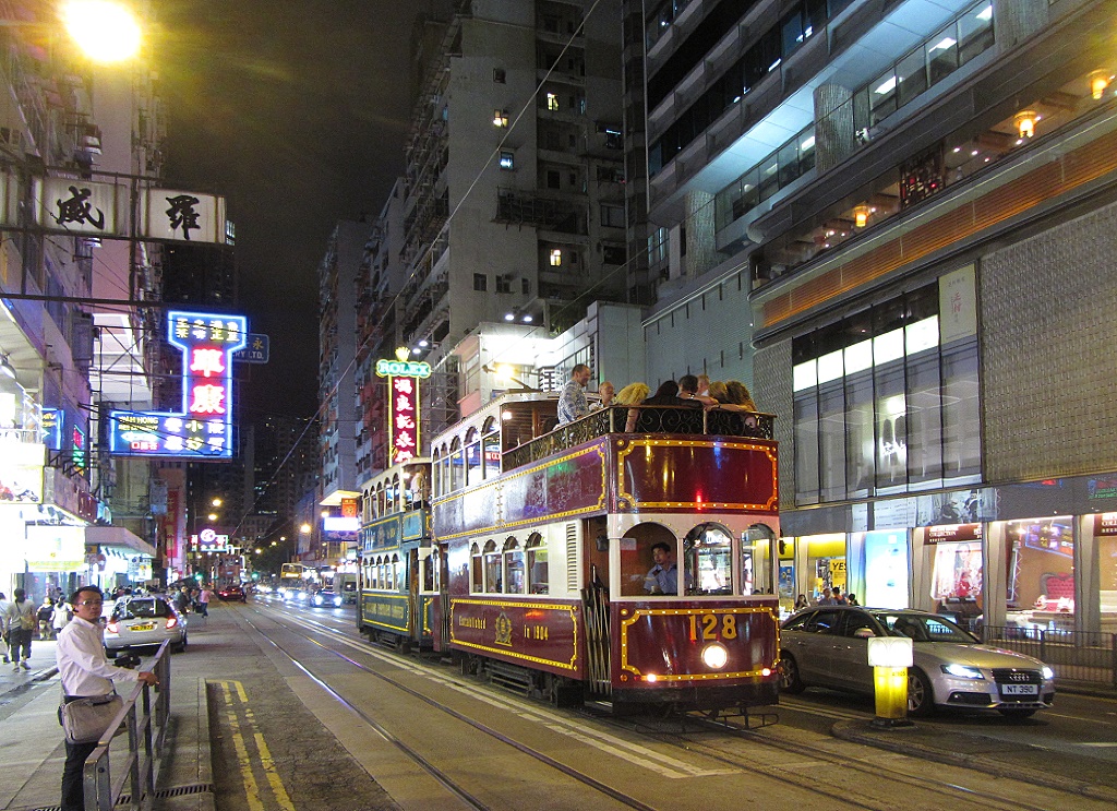 Hongkong Tw 128 und 28 auf abendlicher Stadtrundfahrt in der Johnston Road, 23.08.2013.