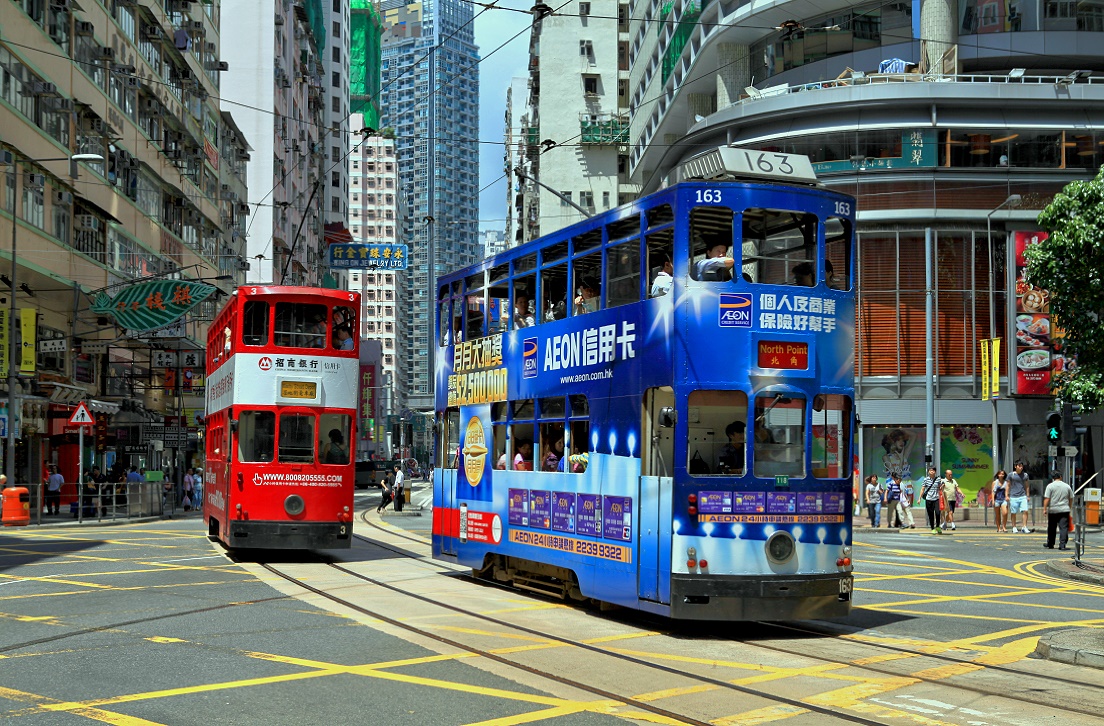 Hongkong Tw 163 und Tw 3 begegnen sich in der Johnston Street, Wan Chai, 26.08.2013.