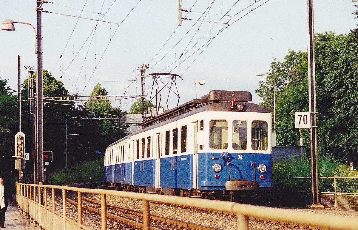 Hopp 74gi! 70 km/h sind zwischen Worblaufen und Bern erlaubt!..Das blaue Bähnli mit dem Be 4/4 74 (ex. 43) der VBW und den 3 Steuerwagen BDt 243-245 als Entlastungszug Richtung Bern fahrend zwischen Worblaufen und Tiefenau 1995. Abbild gescannt vom Analogbild.