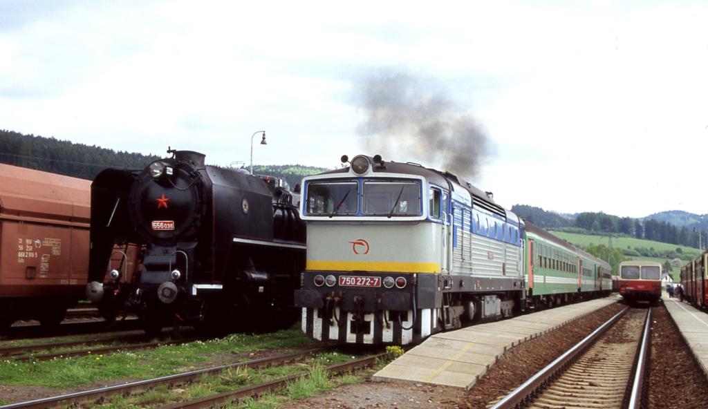 Horna Stubna am 18.5.2004 Museums Dampflok 556.036 wartet im Landbahnhof Horna Stubna die Abfahrt mehrerer Nahverkehrszge ab. In der Mitte startet gerade 750272 mit ihrem Os nach Vrutky. Daneben steht u.a. ein 810, der danach in Richtung Prievidza fahren wird. Ebenfalls der Gegenzug ist noch im Bild, so dass insgesamt gleichzeitig vier Zge im Bahnhof sind.